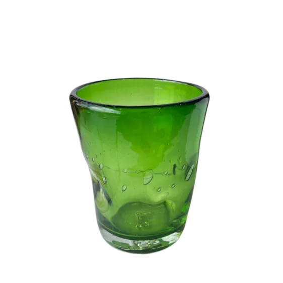 grønt farvet drikkeglas